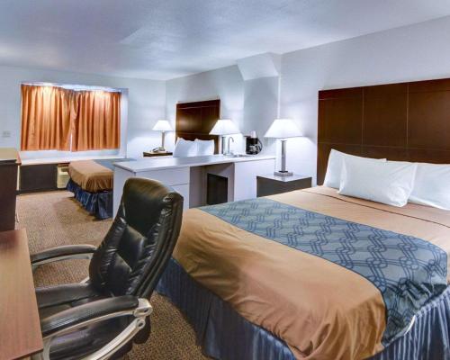 Econo Lodge & Suites