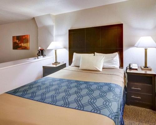 Econo Lodge & Suites