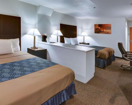 Econo Lodge & Suites