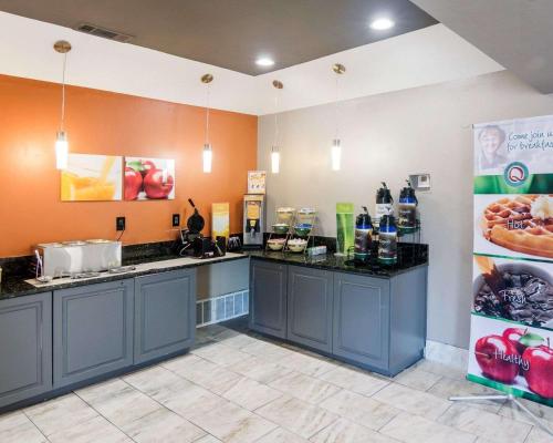 Restaurant, Days Inn by Wyndham Fort Worth North / Fossil Creek in Fairway Bend