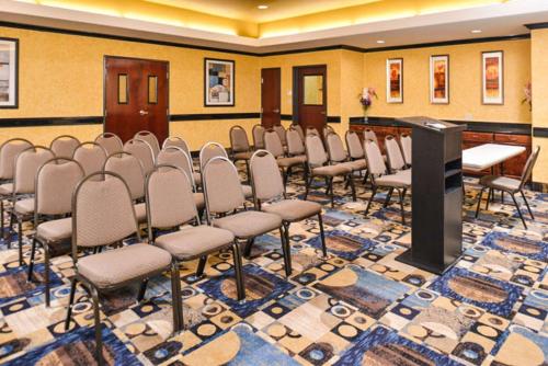 スリープ イン アンド スイーツ ニア ダウンタウン ノース