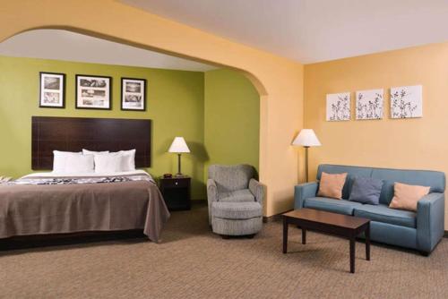 Suite with Sofa Bed image 2
