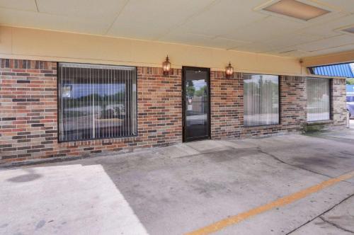 Rodeway Inn Gainesville I-35 - image 12