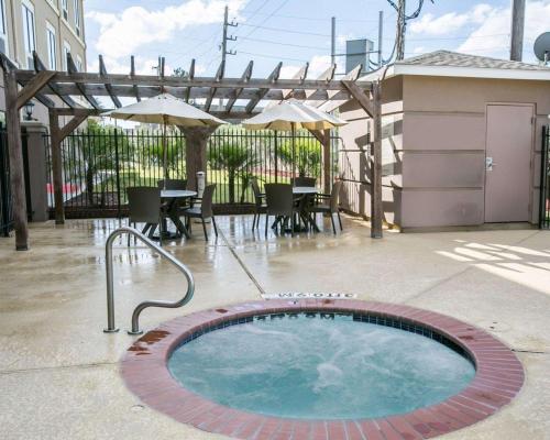 Restwell Inn & Suites I-45 North - image 7