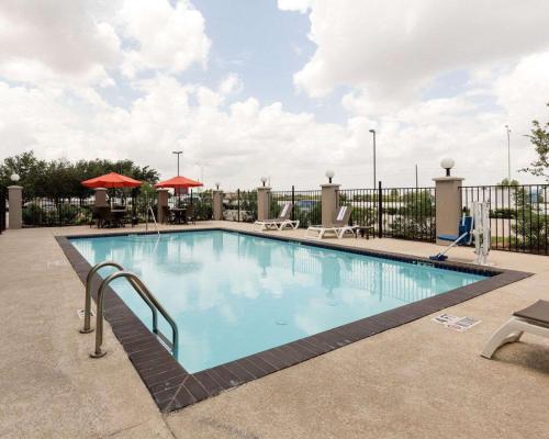 Swimming pool, Comfort Suites near Westchase on Beltway 8 in Westchase