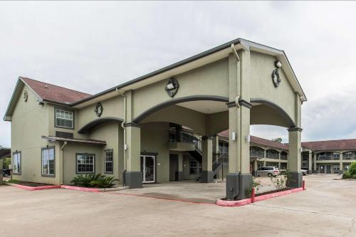 . Quality Inn & Suites Bridge City Orange