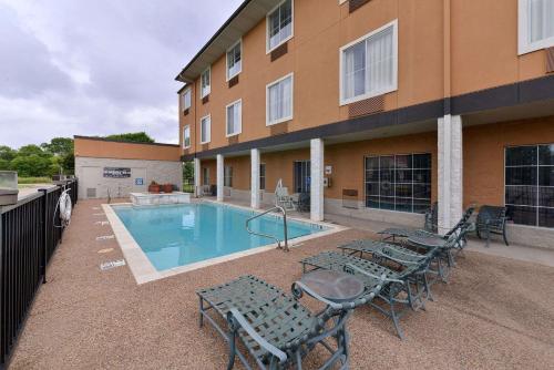 Comfort Inn & Suites Frisco - image 6