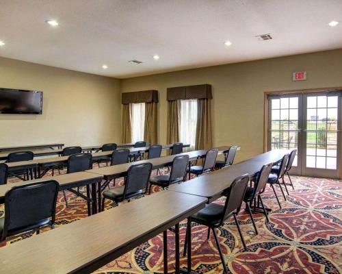 Comfort Inn & Suites Alvarado - image 2