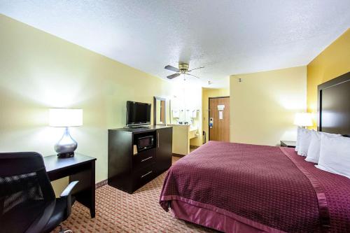 Rodeway Inn & Suites Monticello Located in Hermitage, Rodeway Inn & Suites Monticello is a perfect starting point from which to explore Hermitage (TN). The property features a wide range of facilities to make your stay a pleasant ex