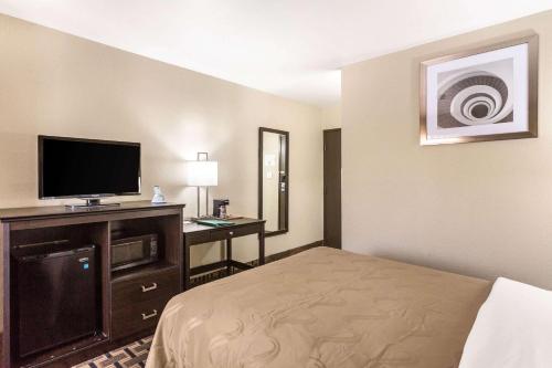 Queen Room image 10