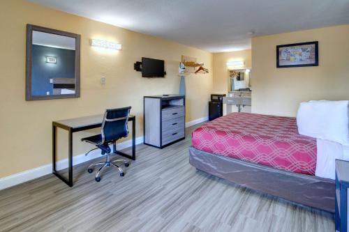 Econo Lodge at Military Circle - image 6