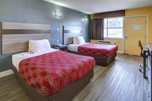 Econo Lodge at Military Circle - image 8