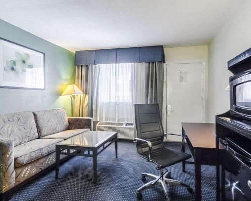 King Suite - Non-Smoking/Poolside