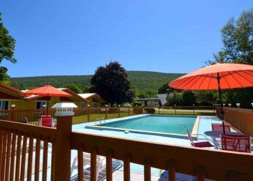 Econo Lodge Manchester Center - image 2