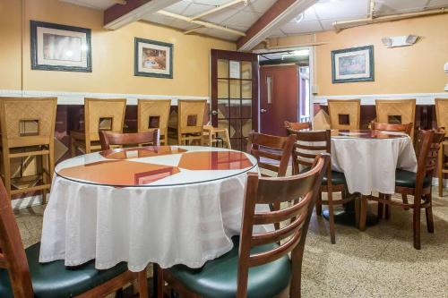 Econo Lodge Montpelier I-89 - image 2