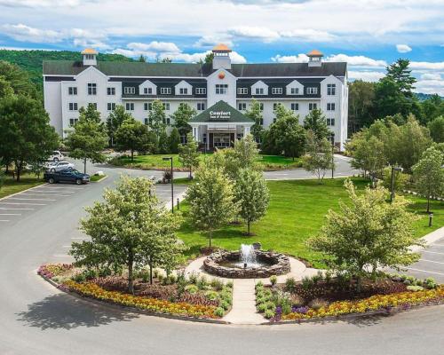 Comfort Inn & Suites Near Burke Mountain