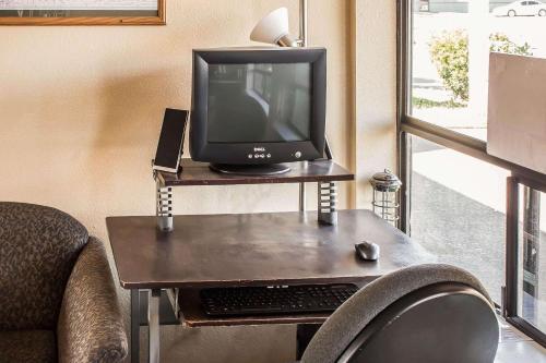 Econo Lodge Inn & Suites Hoquiam - image 2