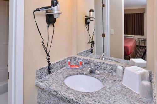 Econo Lodge Kennewick - image 9