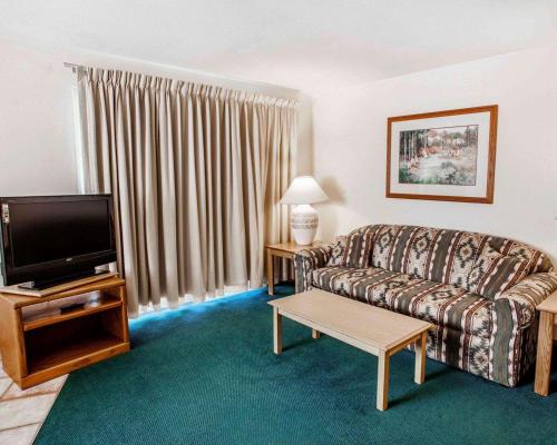 Quality Inn & Suites Bremerton near Naval Shipyard - image 2