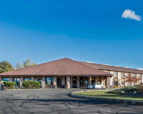 Quality Inn Central Wisconsin Airport - Accommodation - Mosinee