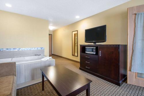 Queen Suite with Hot Tub and Sofa Bed - Non-Smoking
