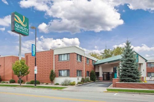 Quality Inn & Suites Downtown - Hotel - Green Bay