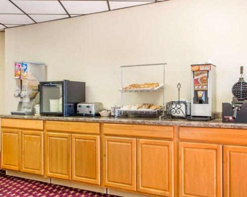 Econo Lodge Inn & Suites