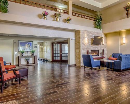 Comfort Inn & Suites Grafton-Cedarburg