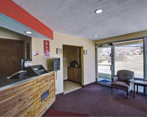 Lobby, Econo Lodge Near Bluefield College in Bluefield (WV)