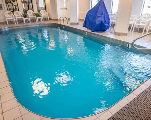 Swimming pool, Sleep Inn & Suites Princeton I-77 in Princeton (WV)