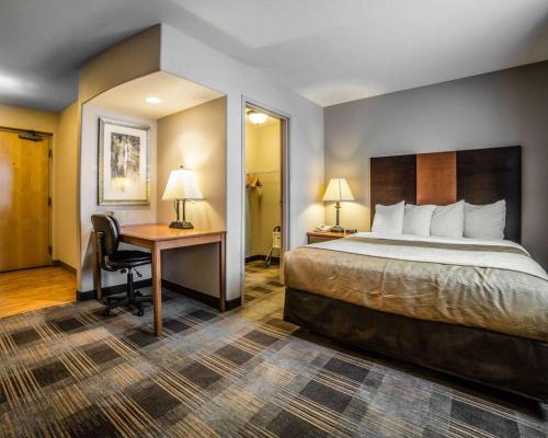 Efficiency Queen Room - Accessible/Non-Smoking