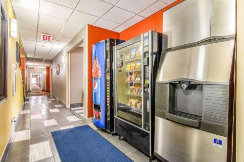 Econo Lodge Wanamaker - image 4