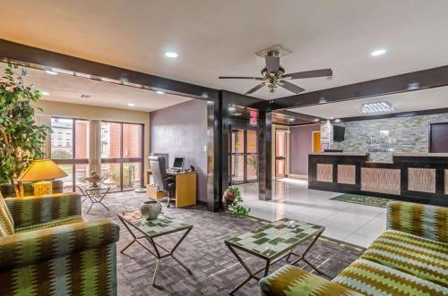 Quality Inn South - image 8