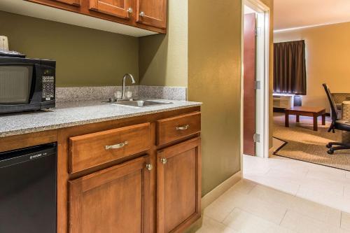 Quality Suites New Iberia - image 6