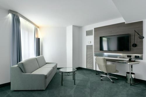 DoubleTree by Hilton Ottawa Downtown - Tap to explore photos