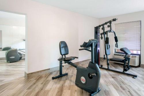Fitness center, Clarion Inn & Suites Kissimmee-Lake Buena Vista South in Kissimmee