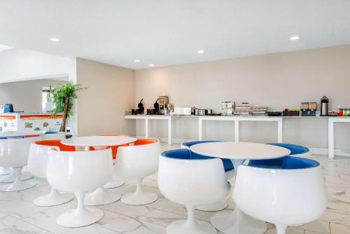 Restaurant, Clarion Inn & Suites Kissimmee-Lake Buena Vista South in Orlando (FL)