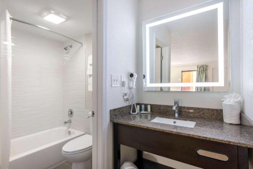 Bathroom, Clarion Inn & Suites Kissimmee-Lake Buena Vista South in Kissimmee