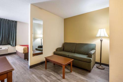 Econo Lodge Inn And Suites