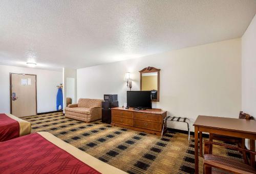 Econo Lodge Inn And Suites