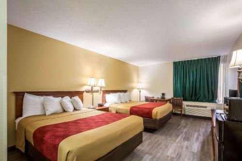 Econo Lodge Inn And Suites