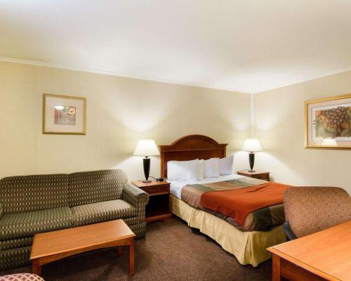 Econo Lodge Inn & Suites - image 5