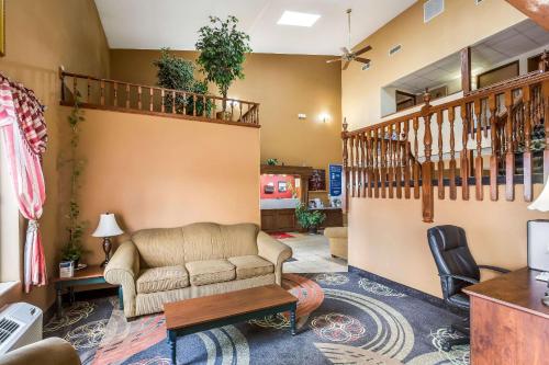 Econo Lodge Inn And Suites