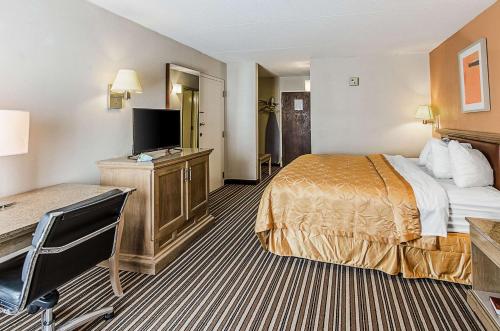 Econo Lodge Inn & Suites Room Type - King Room - Non-Smoking