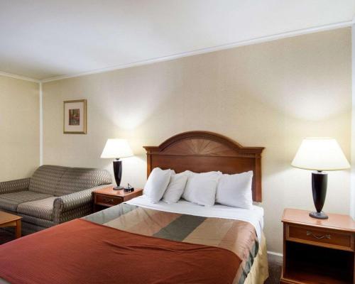 Econo Lodge Inn & Suites - image 7