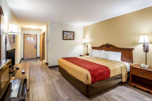Econo Lodge Inn & Suites in Fairview Heights, USA