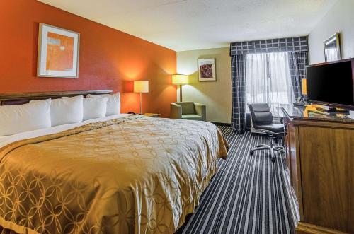 Econo Lodge Inn & Suites