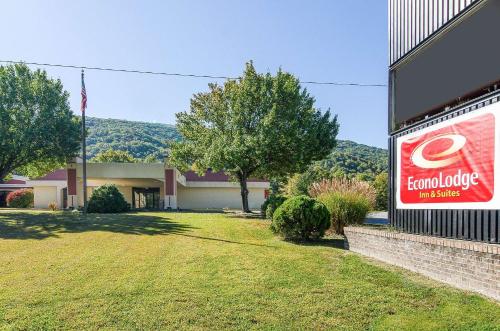 Econo Lodge Inn & Suites in Norton, USA