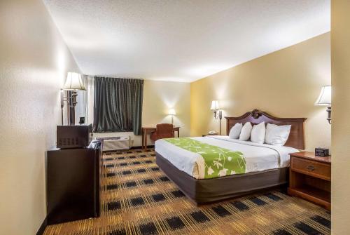 Econo Lodge Inn And Suites