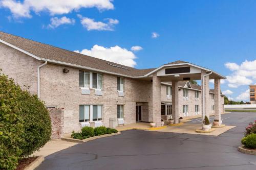 Econo Lodge Inn & Suites Fairview Heights near I-64 St Louis
